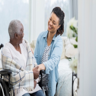 Como escolher um serviço de Home Care para idosos de acordo com as necessidades da família