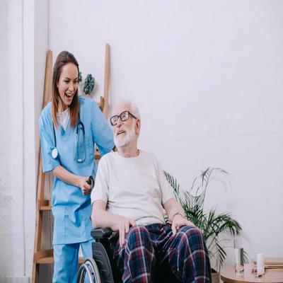 Cuidadores de idosos: Quando é o momento certo de contratar esse profissional