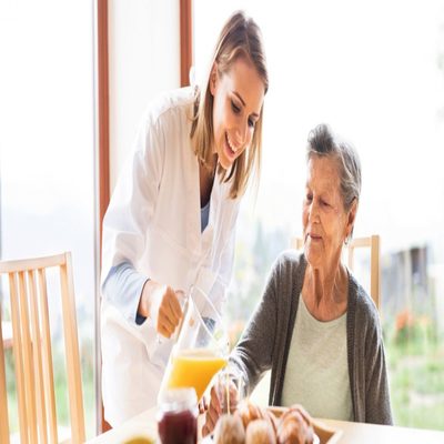 Home Care para idosos: Como funciona o atendimento e quais cuidados podem ser realizados em casa
